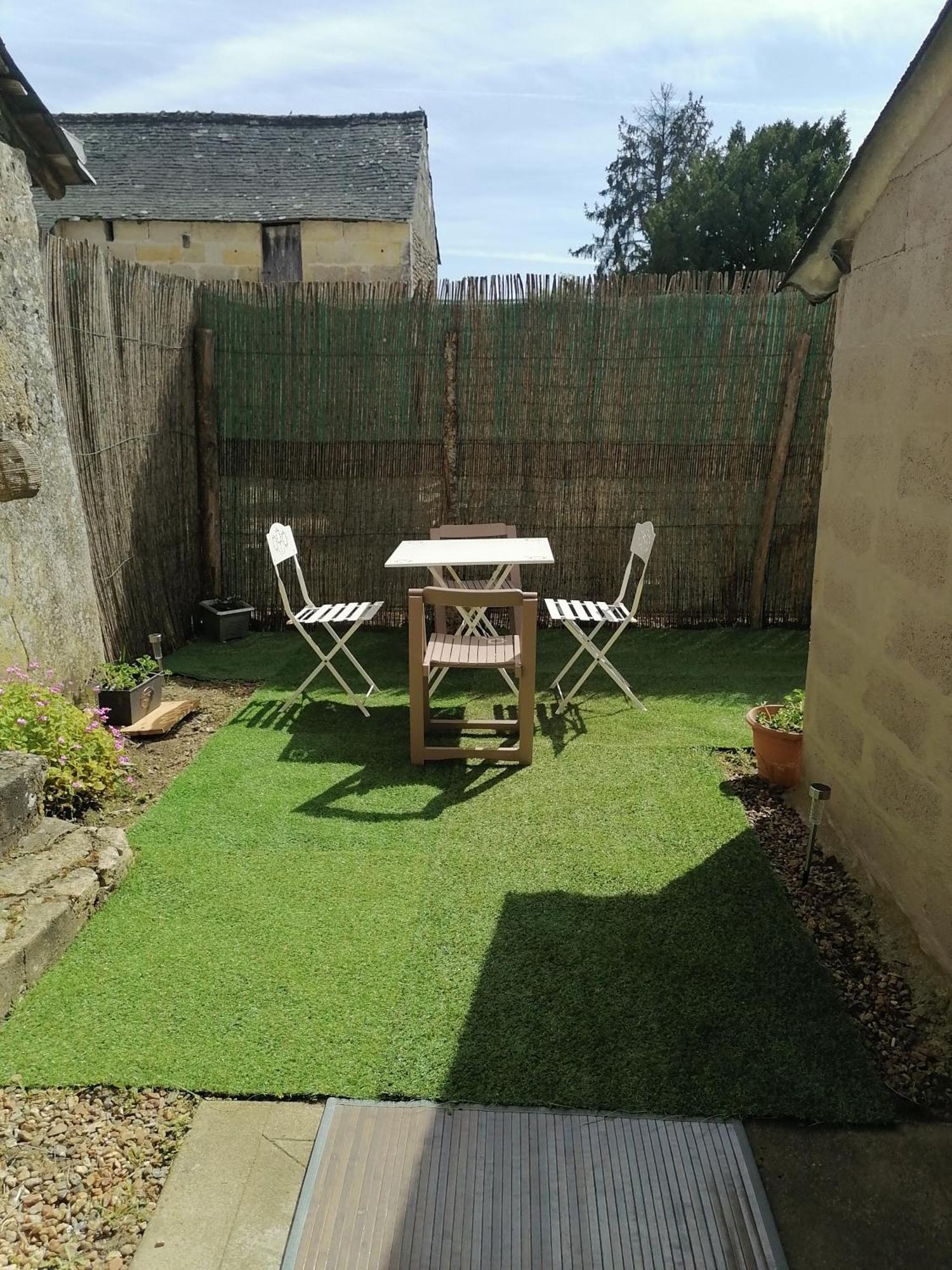 Appartement Rez De Jardin La Chartre-sur-le-Loir Kültér fotó